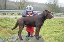 Kind und Hund. Das ist für beide gut und lehrreich.